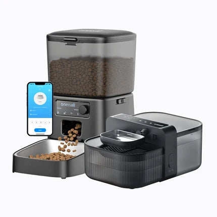 Set aus oneisall FreshFill Katzenbrunnen und Futterautomat mit einem Napf, daneben ein Smartphone